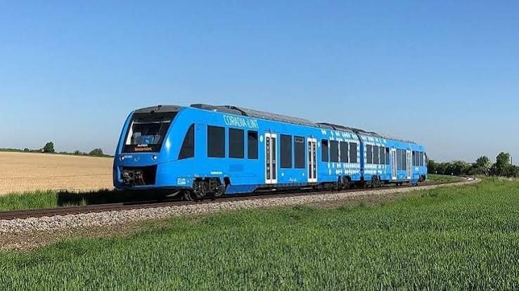 רכבת המימן הכחולה של גרמניה בשדות ירוקים
